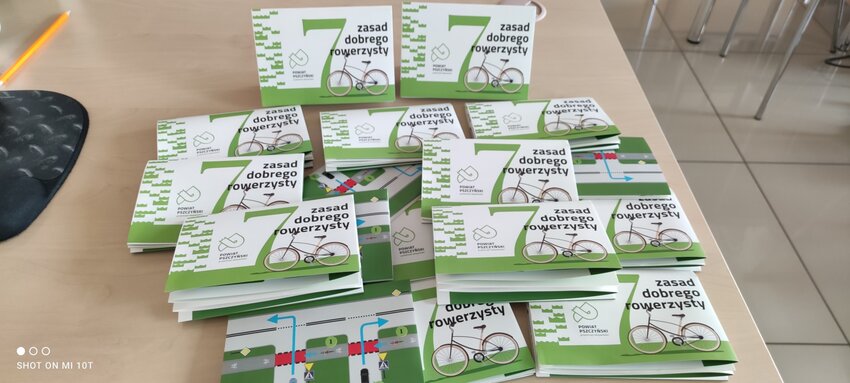 Powiększ: Ulotki informacyjne z 7 zasadami dobrego rowerzysty i mapą ścieżek rowerowych w powiecie pszczyńskim