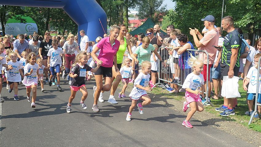 Powiększ: Na zdjęciu biegnące w zawodach dzieci i młodzież