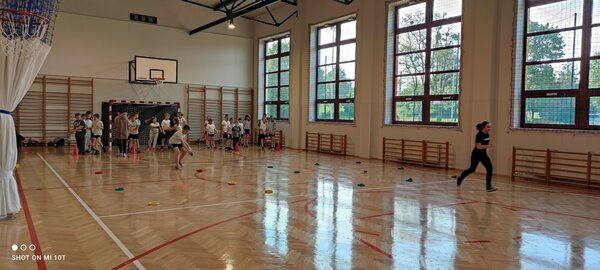 Dzieci podczas zawodów sportowych w SP Warszowice