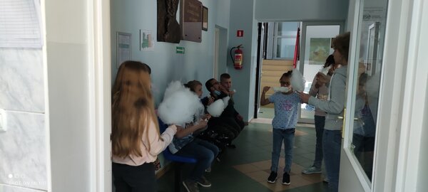 Dzieci z watą cukrową na korytarzu w ZSP w Golasowicach