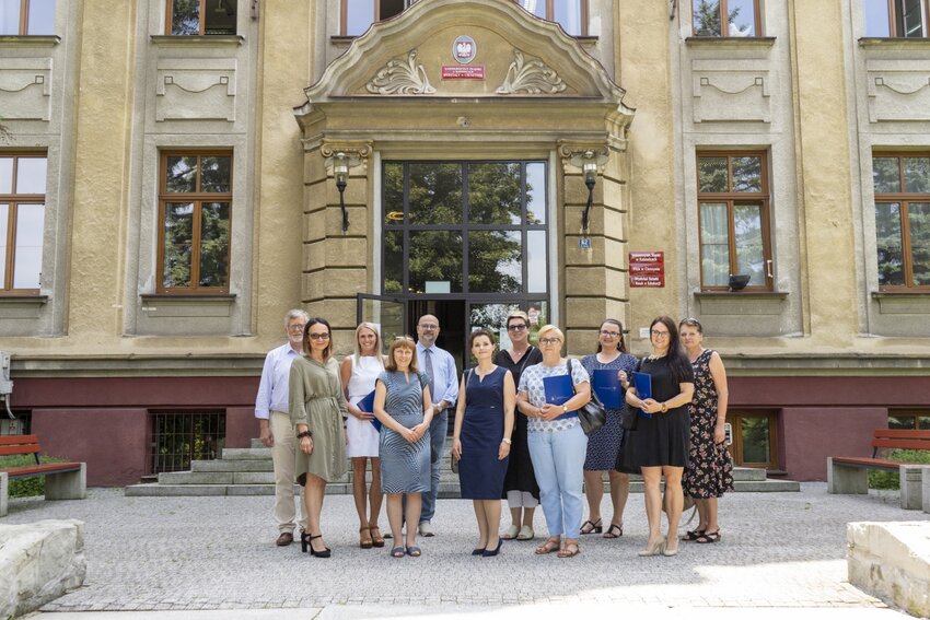 Powiększ: Na zdjęciu przedstawiciele gminy Pawłowice oraz Uniwersytetu Śląskiego Wydziału w Cieszynie stojące przed budynkiem