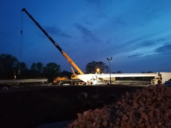 Na zdjęciu prace związane z budową mostu w Krzyżowicach nocą