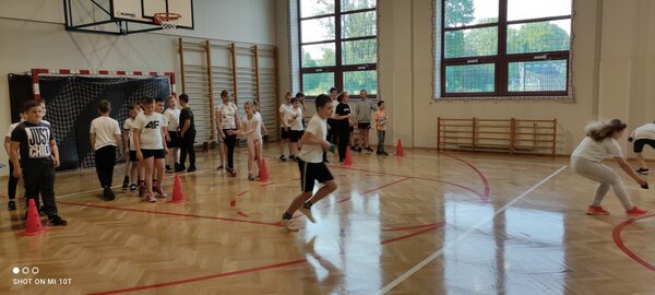 Dzieci podczas zawodów sportowych w SP Warszowice