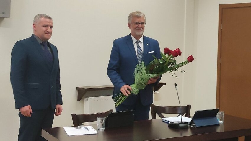 Powiększ: Przewodniczący Rady Gminy Pawłowice i wójt z bukietem kwiatów 