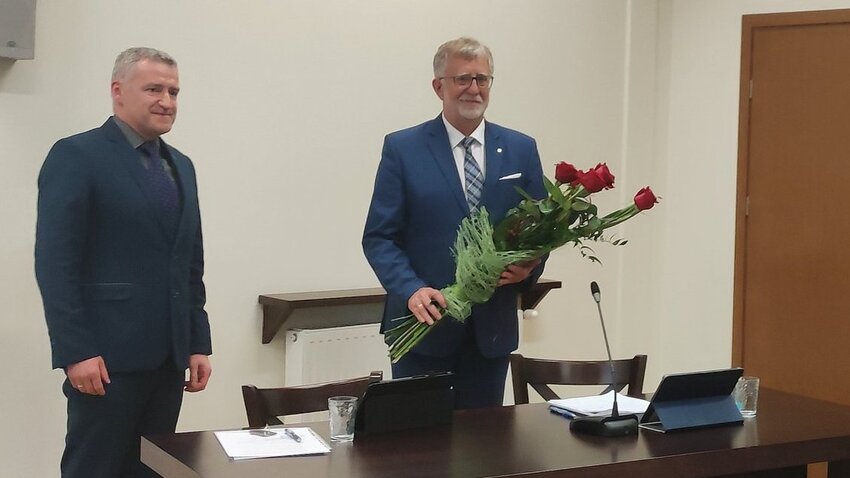 Powiększ: Przewodniczący Rady Gminy Pawłowice i wójt z bukietem kwiatów
