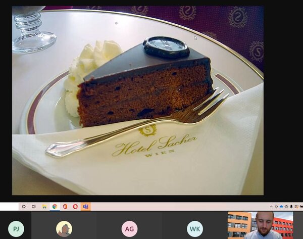 Na zdjęciu kawałek tort Sacher na talerzyku