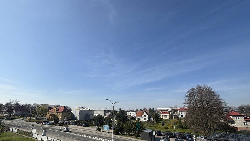 Powiększ: Niebo nad ulicą.