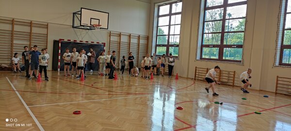 Dzieci podczas zawodów sportowych w SP Warszowice