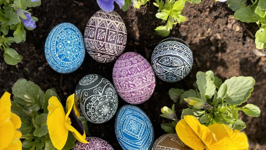 Powiększ: Na zdjęciu pisanki wykonane techniką rytowniczą.