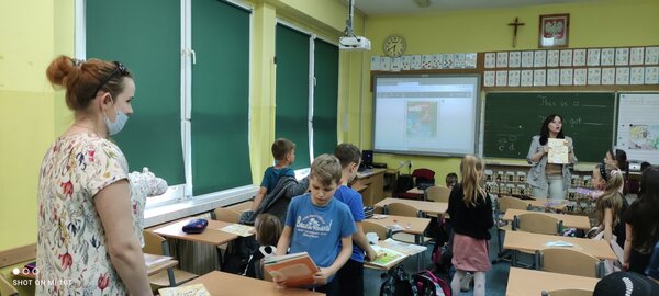 Dzieci w klasie w ZSP w Pawłowicach podczas lekcji języka angielskiego
