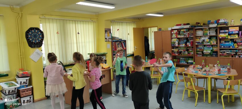 Powiększ: Dzieci podczas zabawy na świetlicy w SP Warszowice