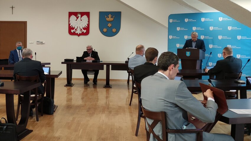 Powiększ: Sala sesyjna z obradującymi radnymi