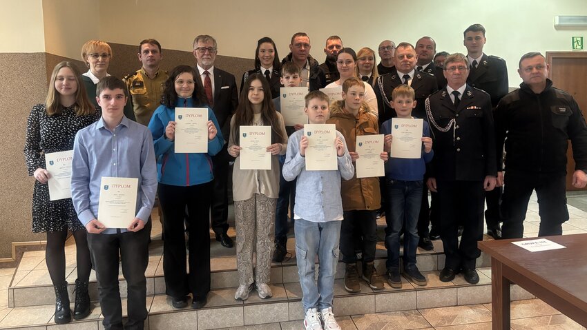 Powiększ: Wspólne zdjęcie zwycięsców konkursu z wójtem oraz jednostkami OSP