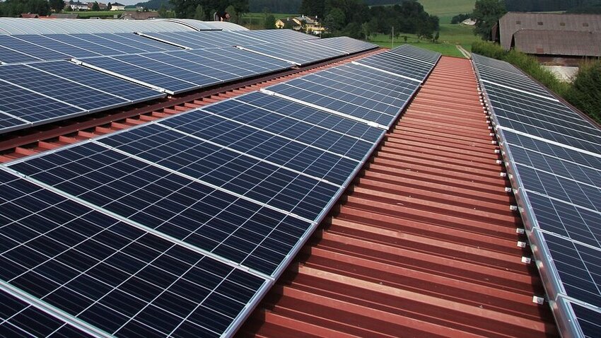 Powiększ: Dach pokryty panelami fotowoltaicznymi. 