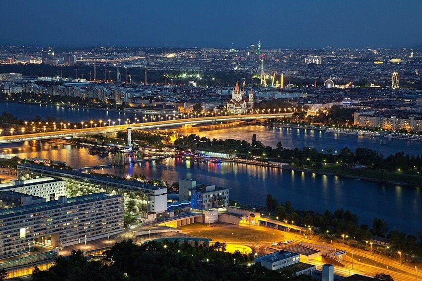 Powiększ: Na zdjęciu panorama Wiednia nocą