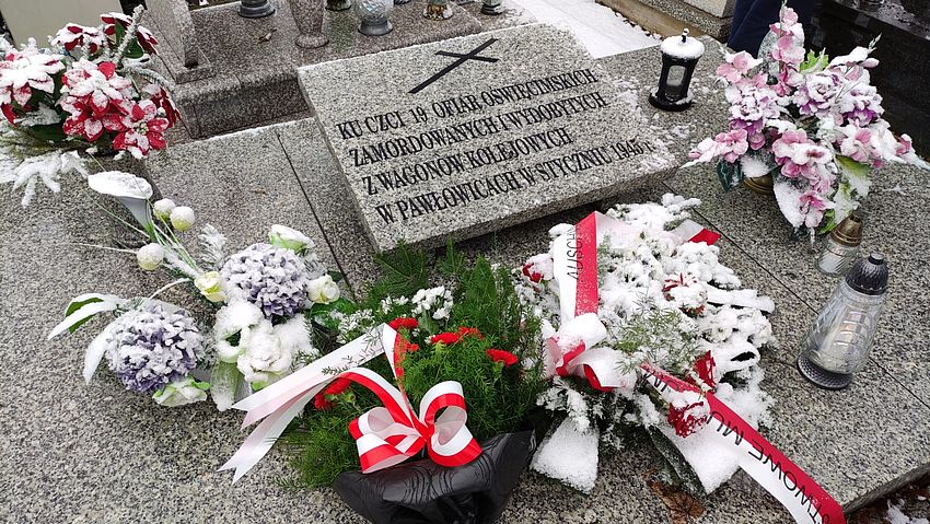 Powiększ: Na zdjęciu płyta pamiątkowa mogiły zbiorowej 19 więźniów znajdująca się na cmentarzu przy kościele św. Jana Chrzciciela w Pawłowicach.