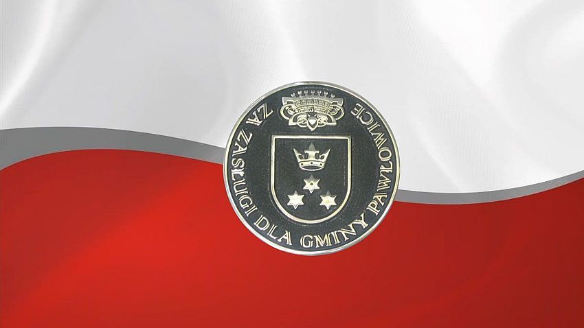 Powiększ: Na zdjęciu medal "Za zasługi dla Gminy Pawłowice" na biało czerwonym tle 